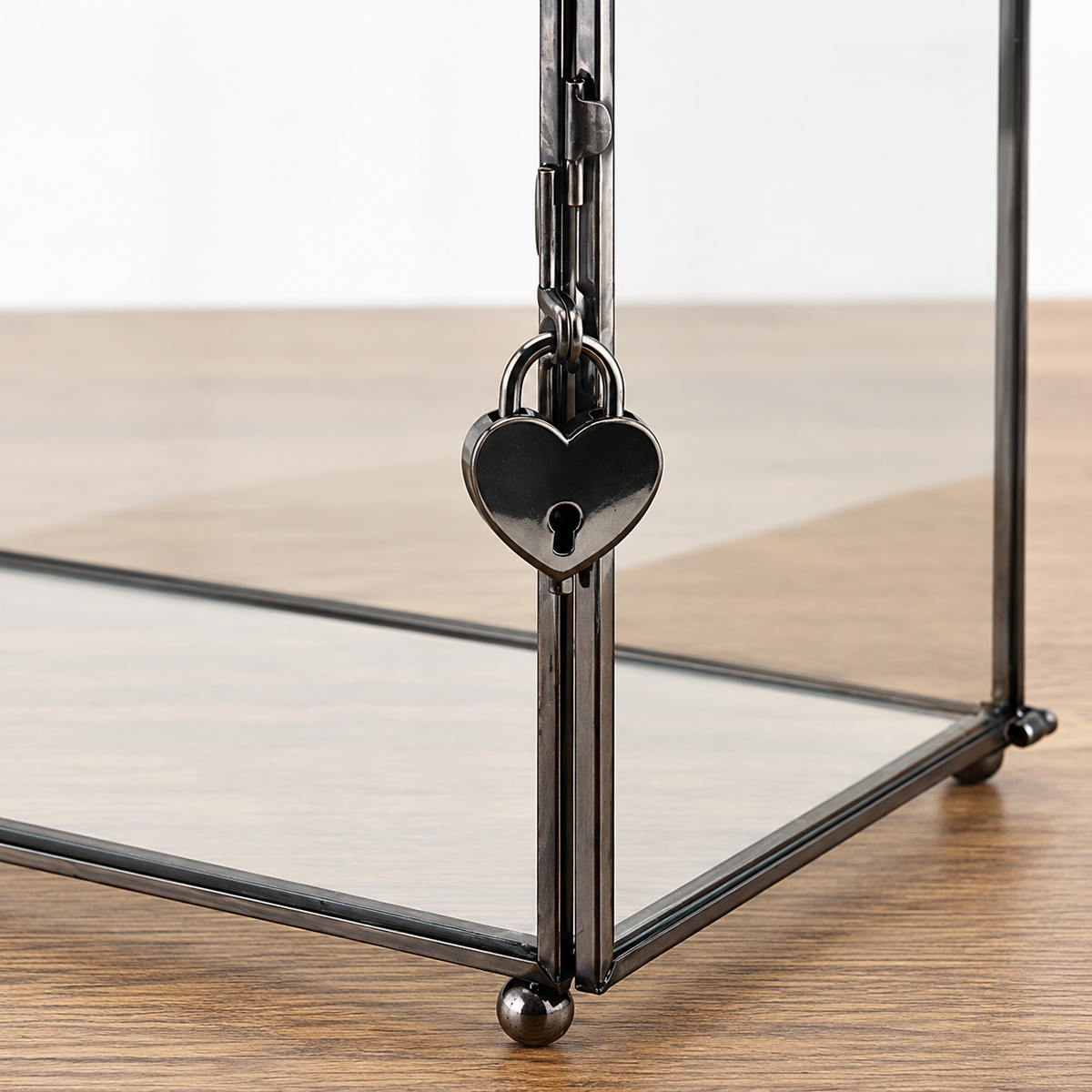 AI-assisted detail based on the product photo, showing the black heart-shaped lock, door frame and ball foot.